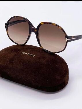 Tom Ford Women's Sunglasses Model FT0991. Super Cool & Cute
NEW EYEWEAR..